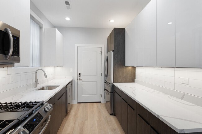 Foto del edificio - 7648 N Eastlake Ter