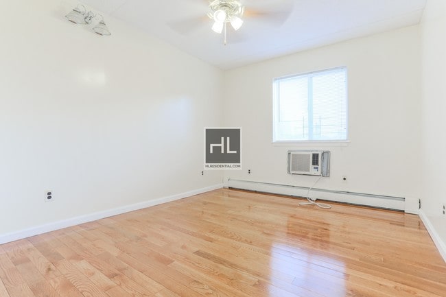 Building Photo - Newly Renovated 2 Bedroom w/ Dishwasher