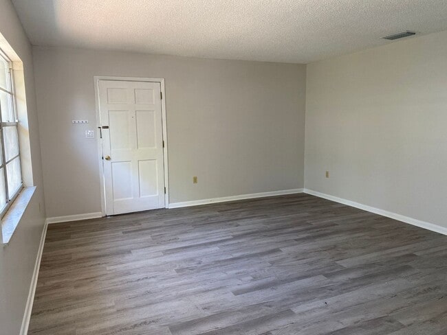 Foto del edificio - Spacious 2BR/1BA Duplex in Prime Lakeland ...
