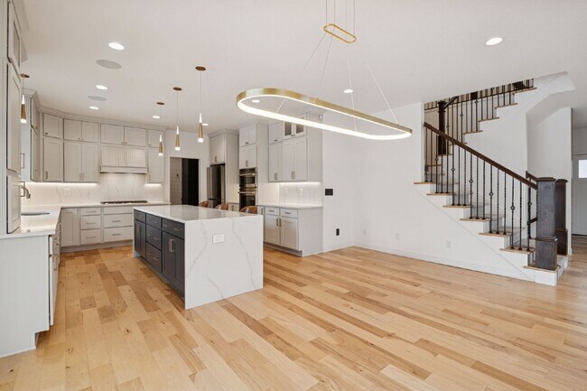 Foto del edificio - Luxurious 5-Bed/5 Baths, Granite & 3 Car Garage