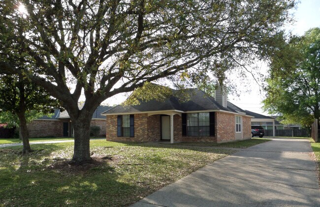 Building Photo - 3BR/2BA HOUSE IN HIGHPOINT!   HIGHLAND AT ...