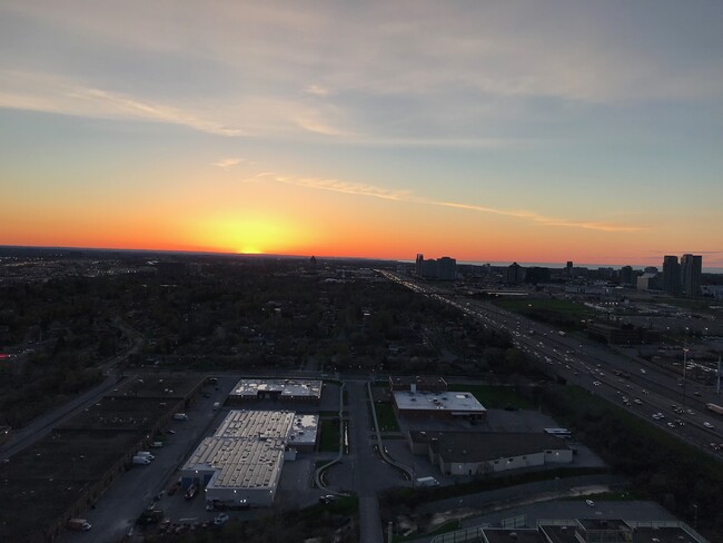 SUNRISE - 135 Village Green Sq