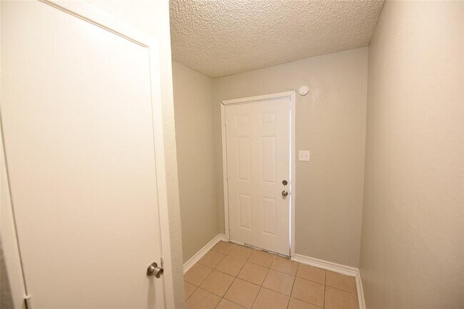Building Photo - 2157 Aspen Dr