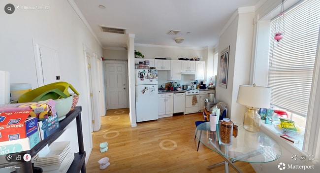 Foto del edificio - 4 Bishop Allen Dr