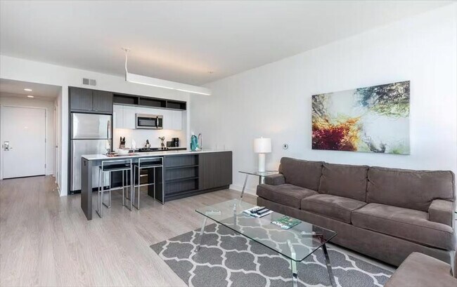 Foto del edificio - 11911 Freedom Dr