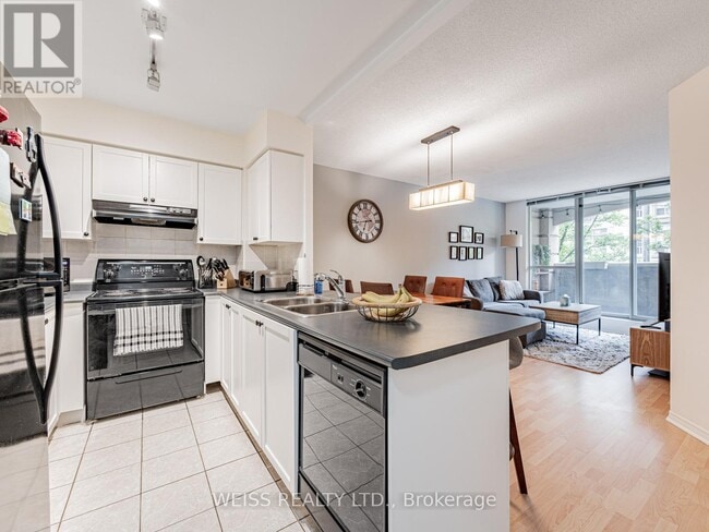 Building Photo - 300-300 Balliol St