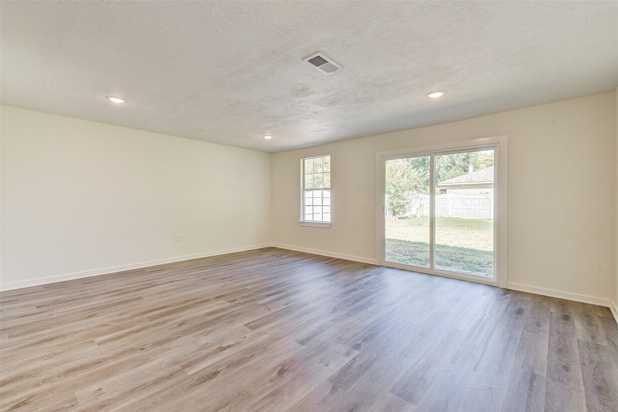 Building Photo - 16813 Glen Eagle Dr N