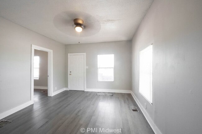 Building Photo - 445 W 29th St