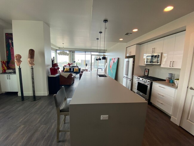 Building Photo - Large 2 bedroom 2 1/2 bath condo at One Li...