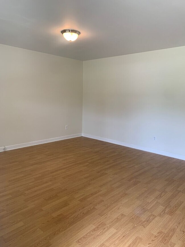 Building Photo - 3 Bedroom 2 Bath House on Wood Dale Drive ...