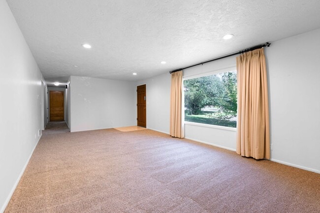 Building Photo - 3 Bed 2 Bath Home in Rexburg