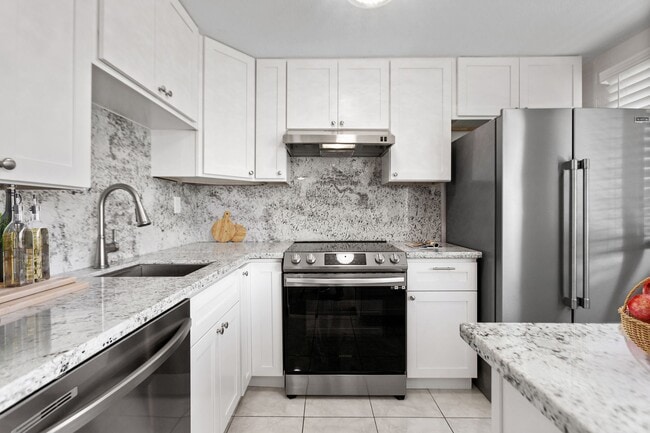 Building Photo - Recently Renovated 2 Bedroom Unit at Puale...