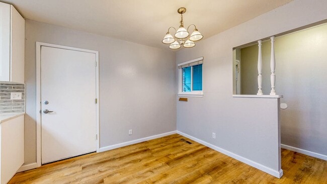 Building Photo - 3 Bedroom 2 Full Bath with Private Yard and 1 Car Garage !