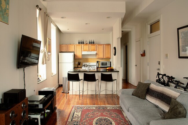 living room looking into kitchen - 1460 W Chicago Ave