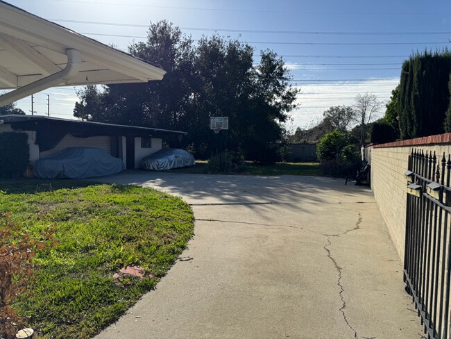 Building Photo - 7151 N Muscatel Ave