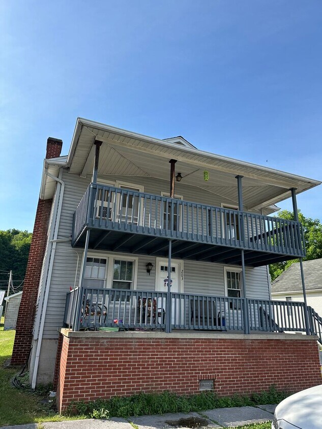 Primary Photo - 203 Hazel Street