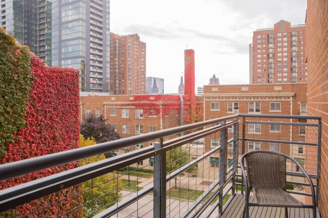 Foto del edificio - 1040 N Cass St