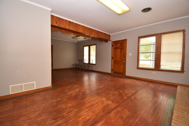 Building Photo - Spacious 4 Bedroom, 2 Bath