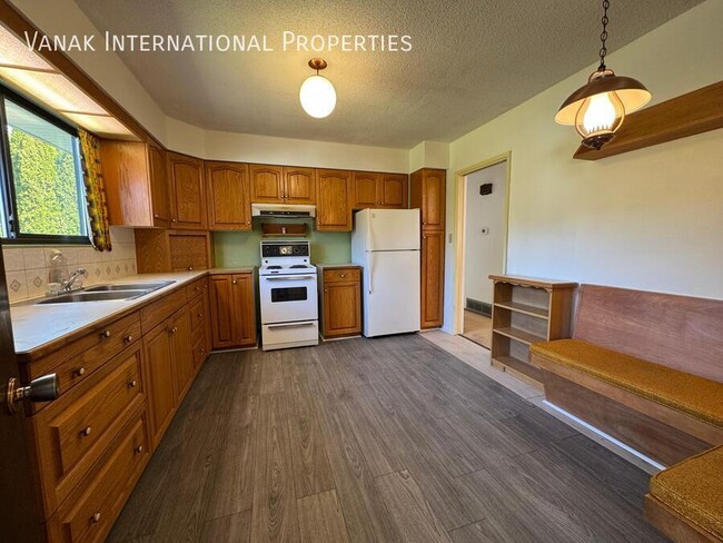 Building Photo - 4BR Rental Home- Prime North Vancouver