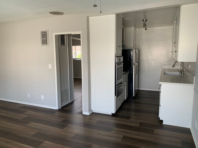 Kitchen - 346 S Van Ness Ave