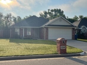 Building Photo - 2206 Bradford Circle