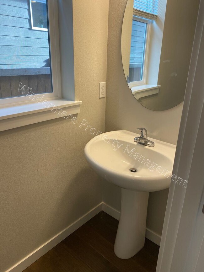 Building Photo - 3-Level Home with Garage and Primary Suite