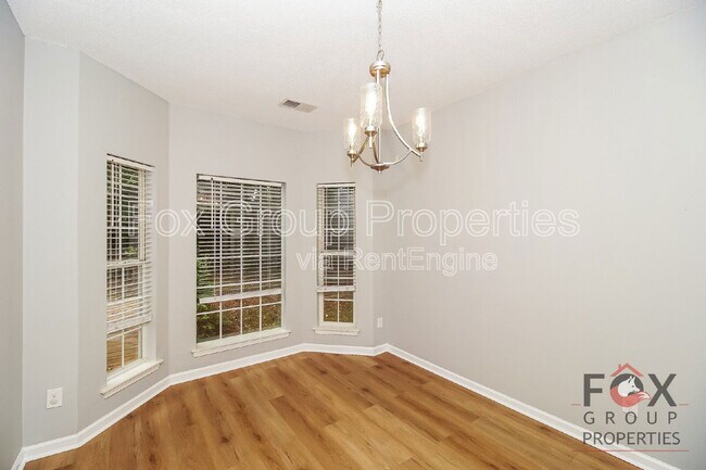 Foto del edificio - 16125 Farmall Dr