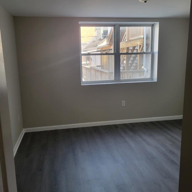 Building Photo - 137 N Market St