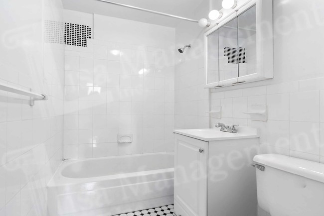 Foto del edificio - 321 E 69th St
