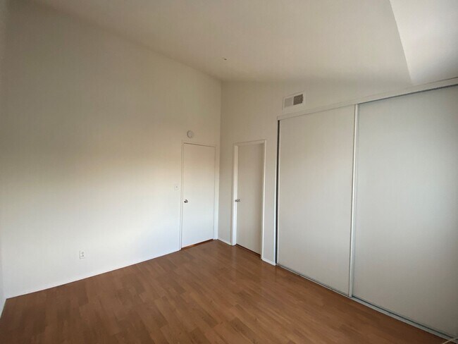 Foto del edificio - *MOVE IN SPECIAL!* Lovely 2 Bedroom plus den 2.5 bathroom Townhome in Gated Community