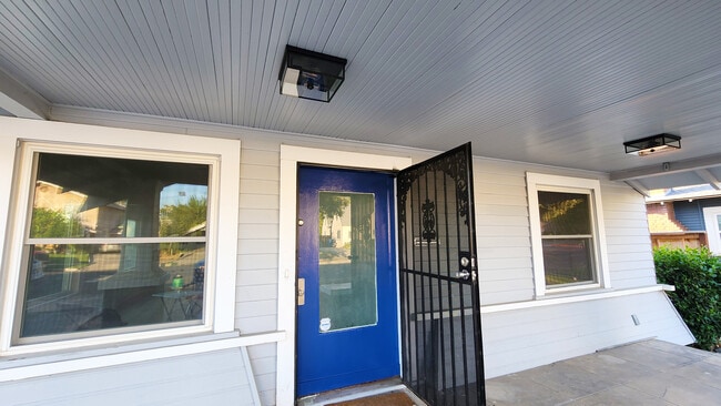 Building Photo - 1373 N Echo Ave
