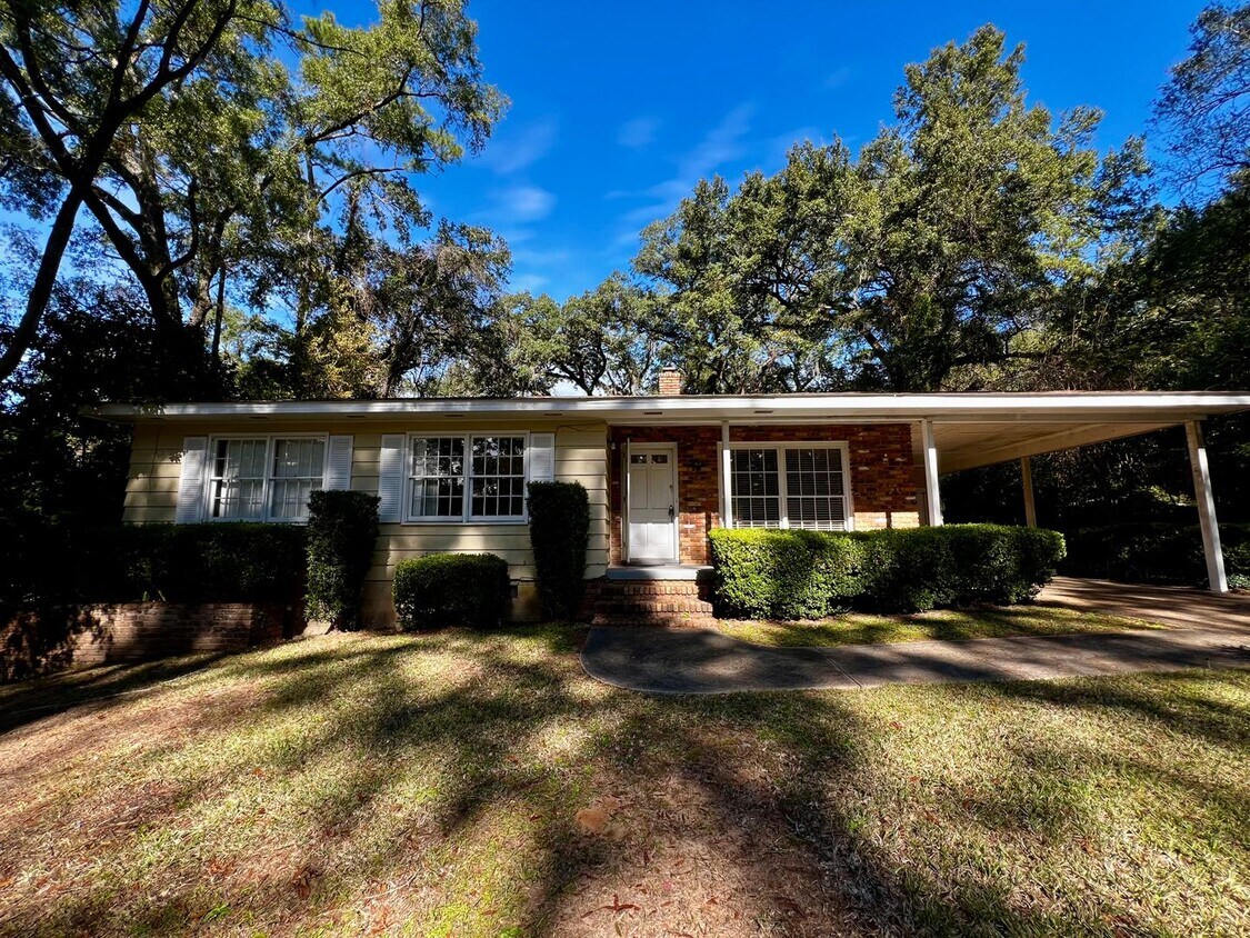 Primary Photo - Beautiful 3 BR 2 BA Single-Family Home Wit...