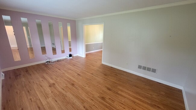 Building Photo - AVAILABLE NOW, $500 OFF FIRST FULL MONTH O...