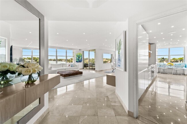 Building Photo - 5640 Collins Ave