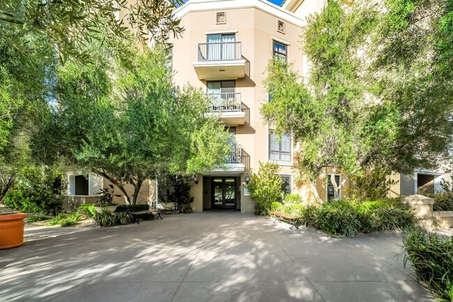 Building Photo - Lakefront Resort Living with Stunning Views in Lake Las Vegas!