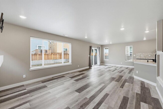 Foto del edificio - Spacious Newer Lacey Home | 3-Bed Home with A/C, Gas Fireplace, Bonus Loft & Fully Fenced Backyard!
