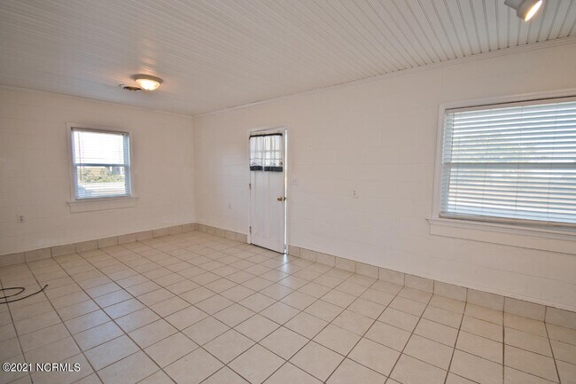 Building Photo - 2407 Emerald Dr