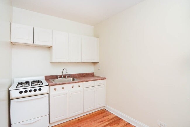 Building Photo - 545 W Wellington Ave