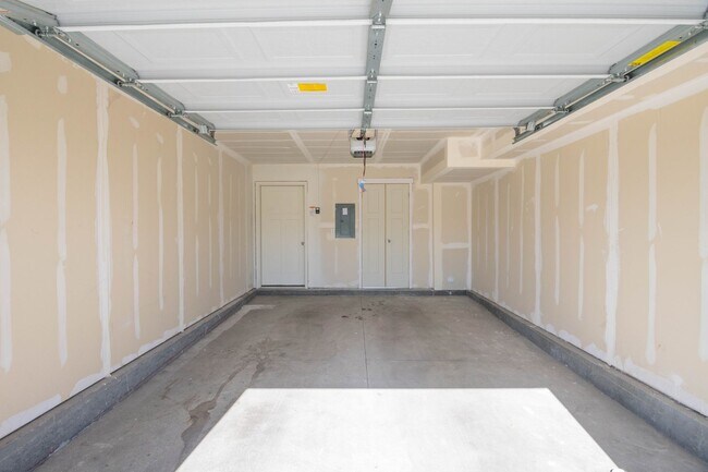 Foto del edificio - Up to one month free! Gorgeous 3-Story Tow...