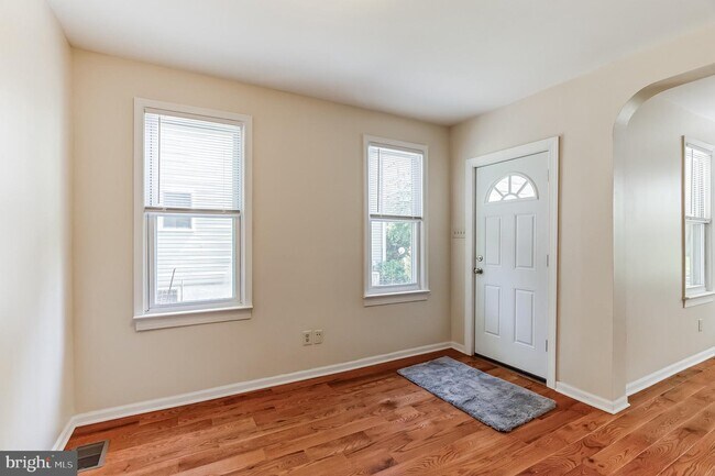Building Photo - 323 E Linden St