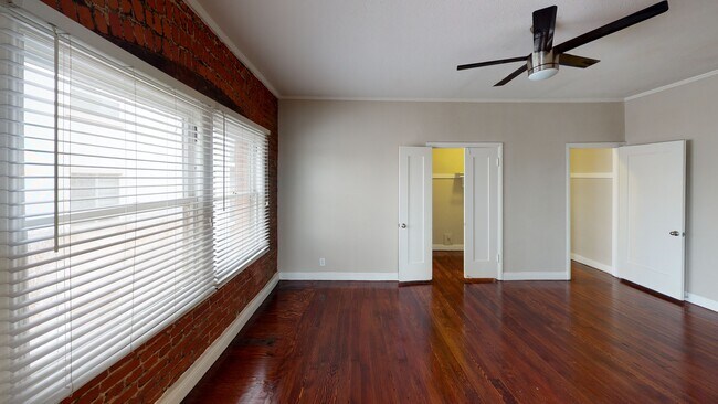 Sala de estar - Arwyn Manor Apartments...New York Style..Newly Remodeled Apartments...Hardwood Floors! CALL NOW!