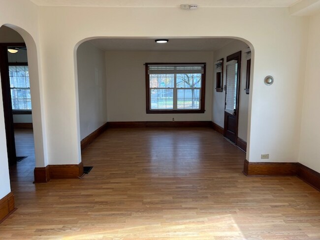 Foto del edificio - Cozy 2-Bedroom Bungalow on East Ave – Garage & Enclosed Porch