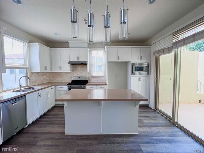 Building Photo - 3 br, 3 bath Condo - 266 Borrego