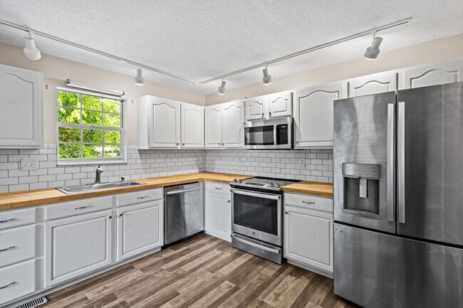 Building Photo - 3 Bedroom 3 Bath Home For Rent In Knoxvill...