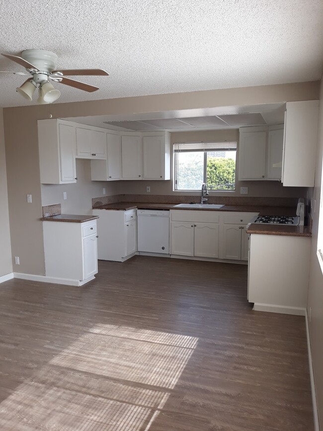 Building Photo - 3 Bed/ 1 Bath San Pedro **$2495**