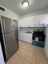 Building Photo - 120 SW 18th Ct
