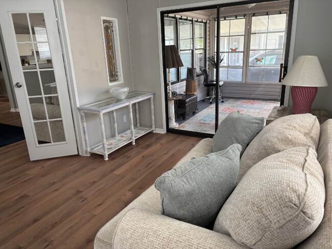 Foto del edificio - 29200 S Jones Loop Rd