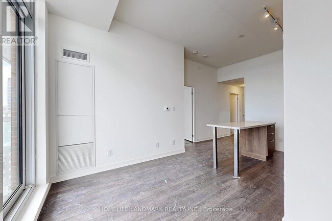 Photo du bâtiment - 8119 Birchmount Rd