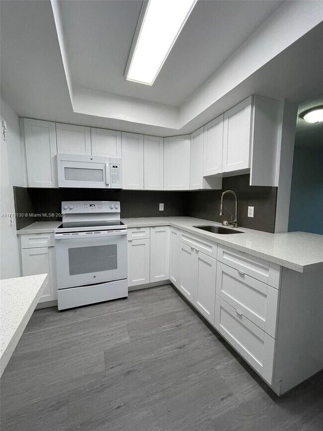 Foto del edificio - 1400 NE 169th St
