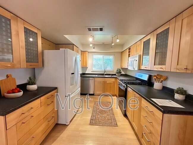 Building Photo - 561 Spruce St
